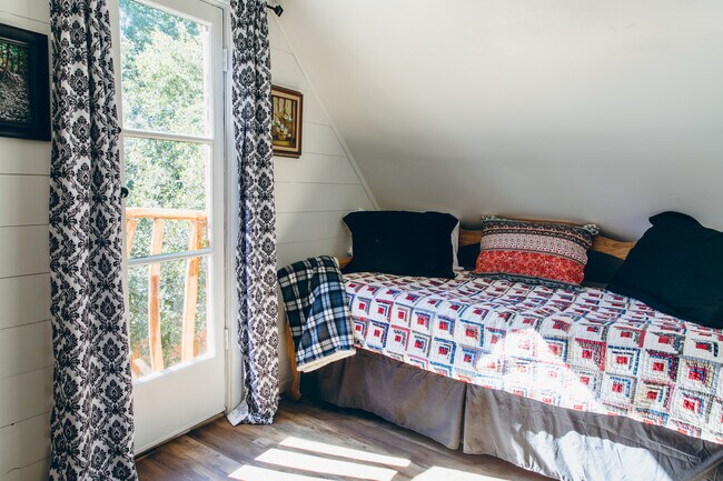 Foto del edificio - 25400 Scenic Dr