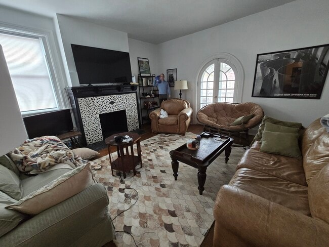 Building Photo - 807 N Sheppard St