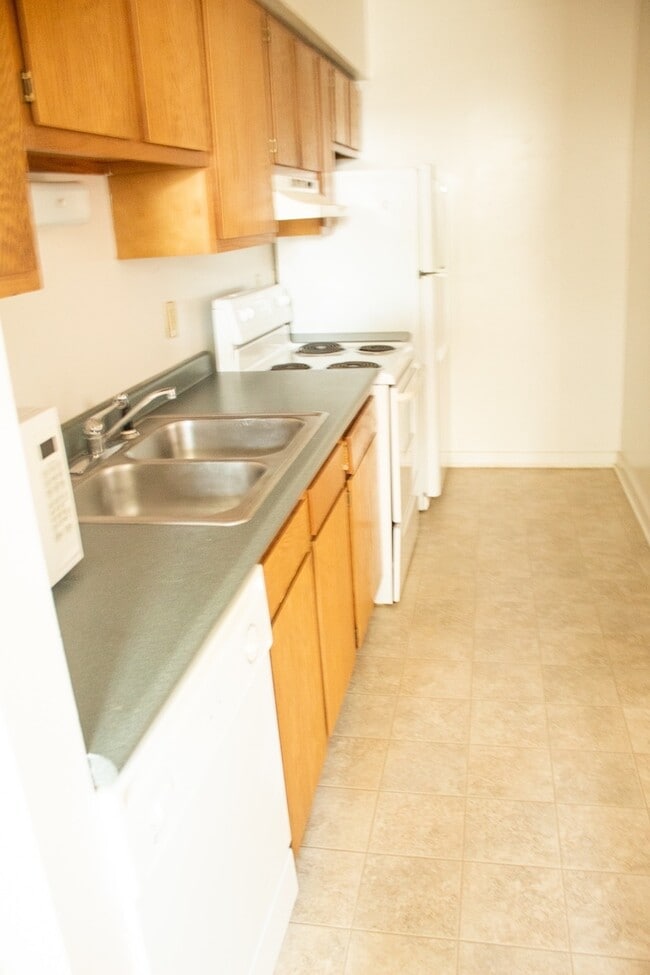 Building Photo - 3 Bedroom, 1 Bath Blocks From Harry's!