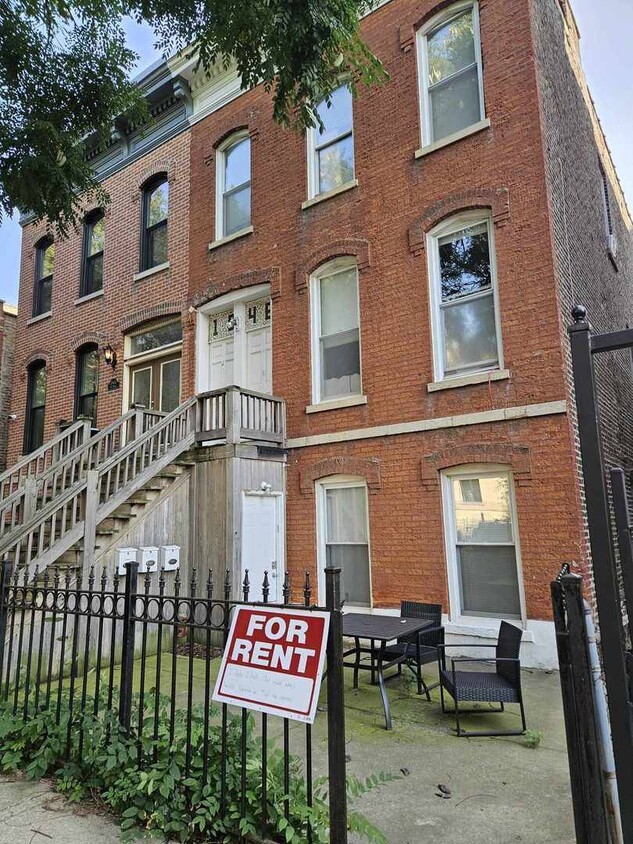 Foto principal - 1946 N Wilmot Ave