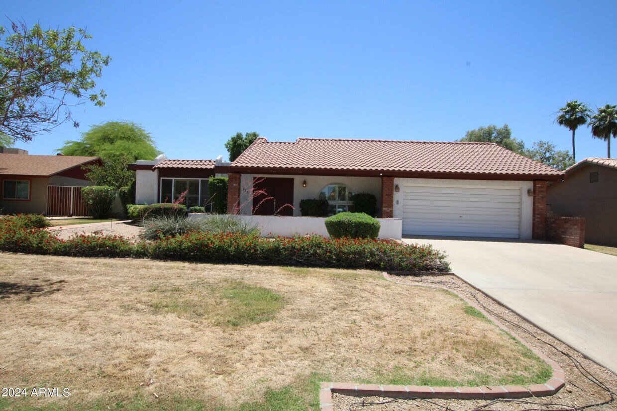 Primary Photo - 333 E Caribbean Ln