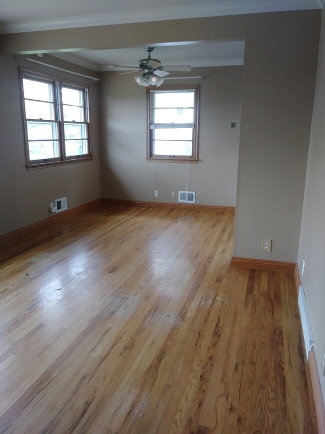 Building Photo - Beautiful 3 bed 1 bath house, over sized driveway, garage and fenced in back yard $1,595  [Move-i...