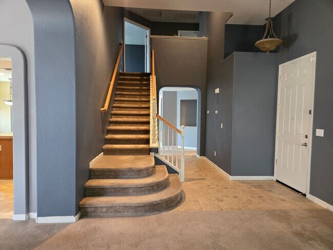 Foto del edificio - Spacious 4 bed, 3 bath, 2-story House at E...