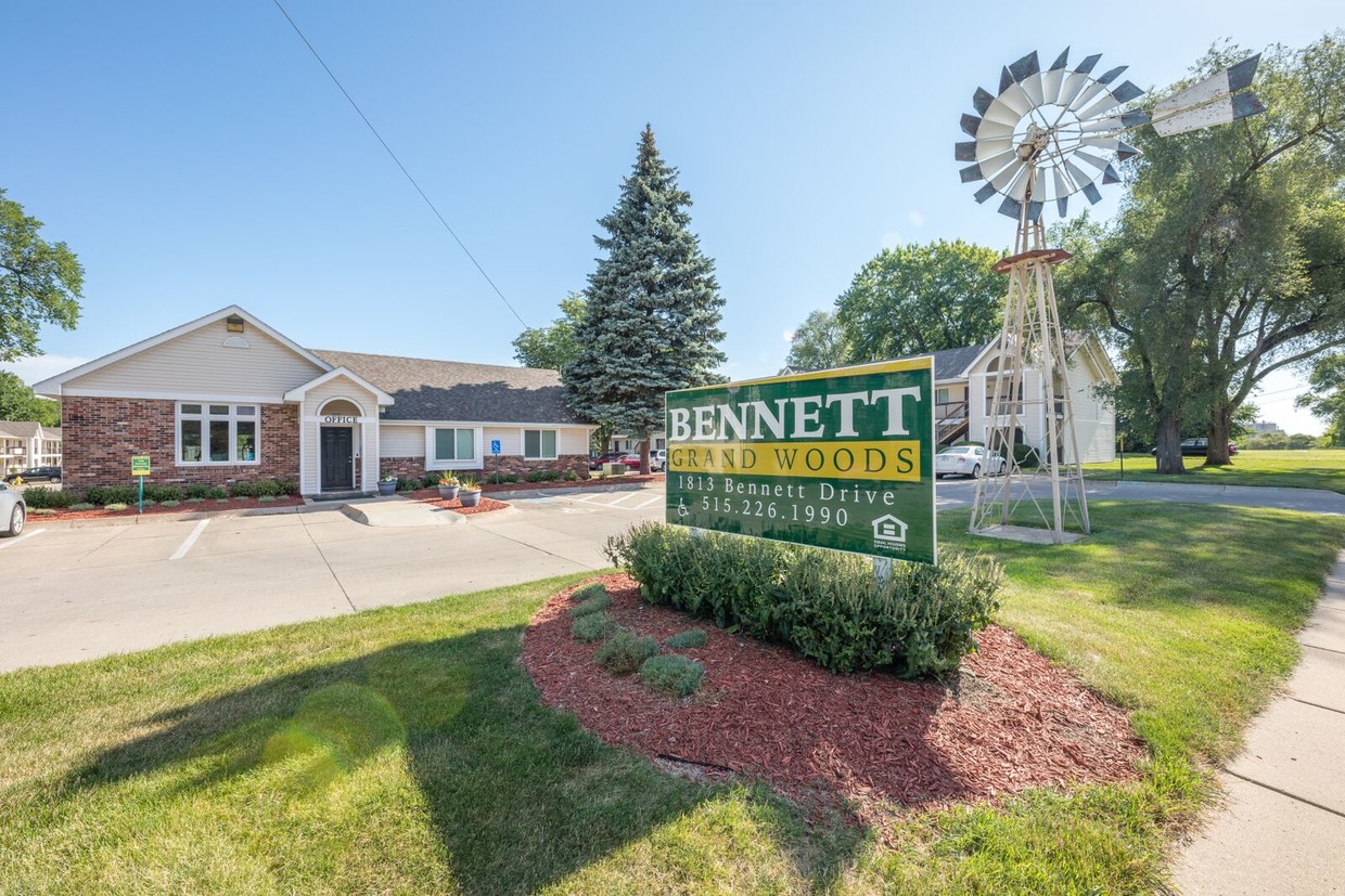 Entrada principal - Bennett Grand Woods Apartments