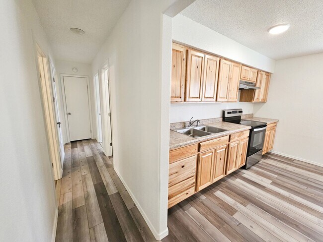 Building Photo - Newly Remodeled 3 Bed/1.5 Bath Home in Gre...