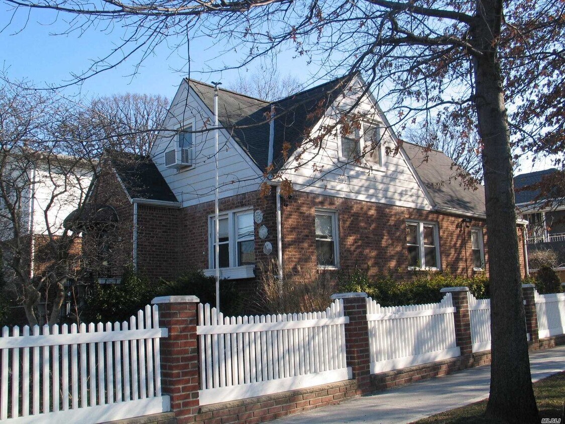 Building Photo - 175-04 109th Ave