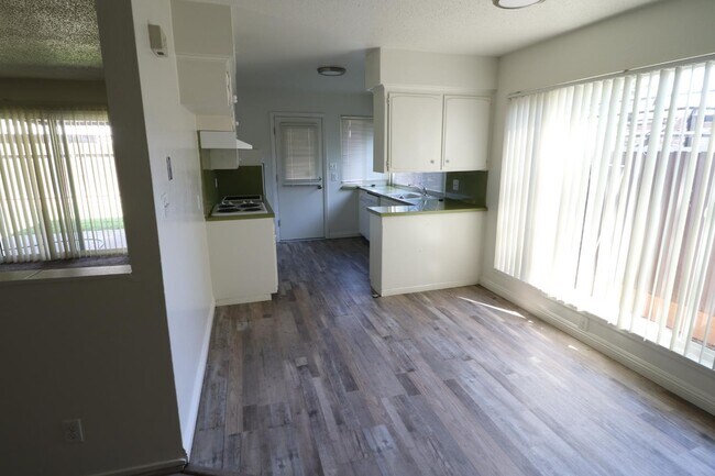 Foto del edificio - 1096 E Fremont Ave