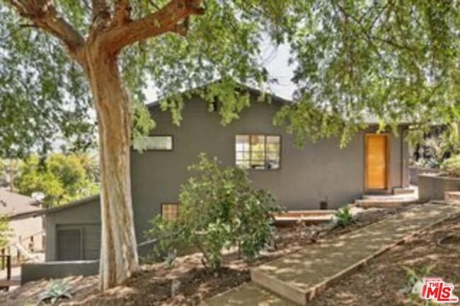 Building Photo - 2467 Silver Ridge Ave