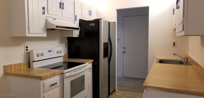 Building Photo - 120 Amberly Dr