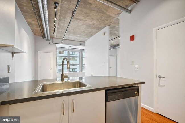 Building Photo - 1300 N St NW