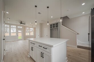 Building Photo - 918 St Clair St