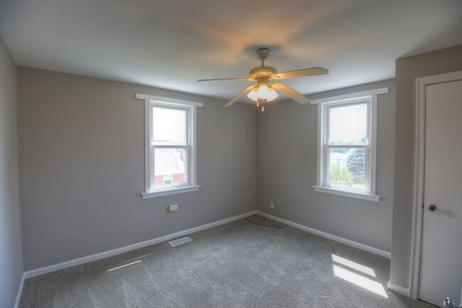 Foto del edificio - 2-Bedroom, 1-Bath Single-Family Home with Integral Garage and Renovated Interior for Rent