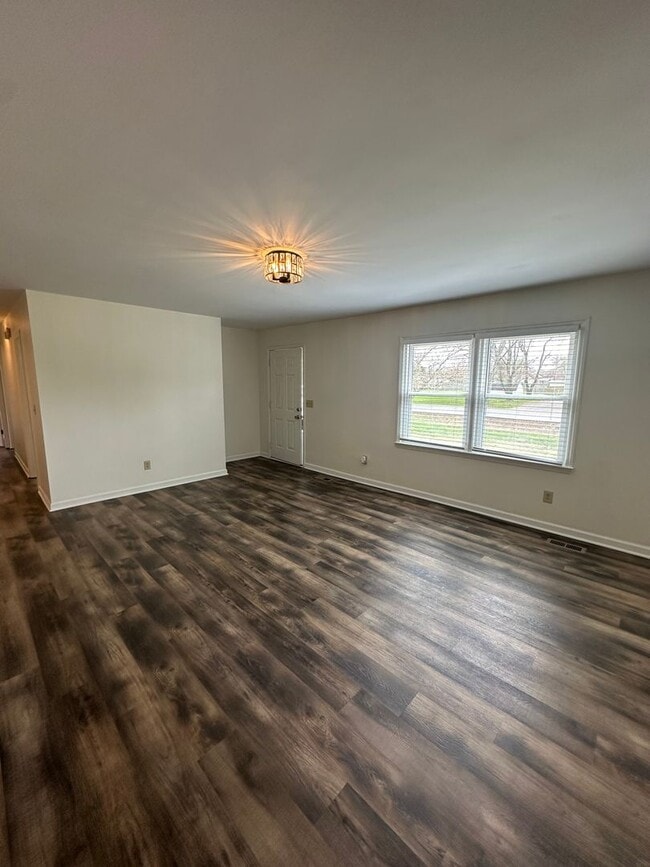 Building Photo - Freshly Renovated 3Bed / 2Bath Home with F...