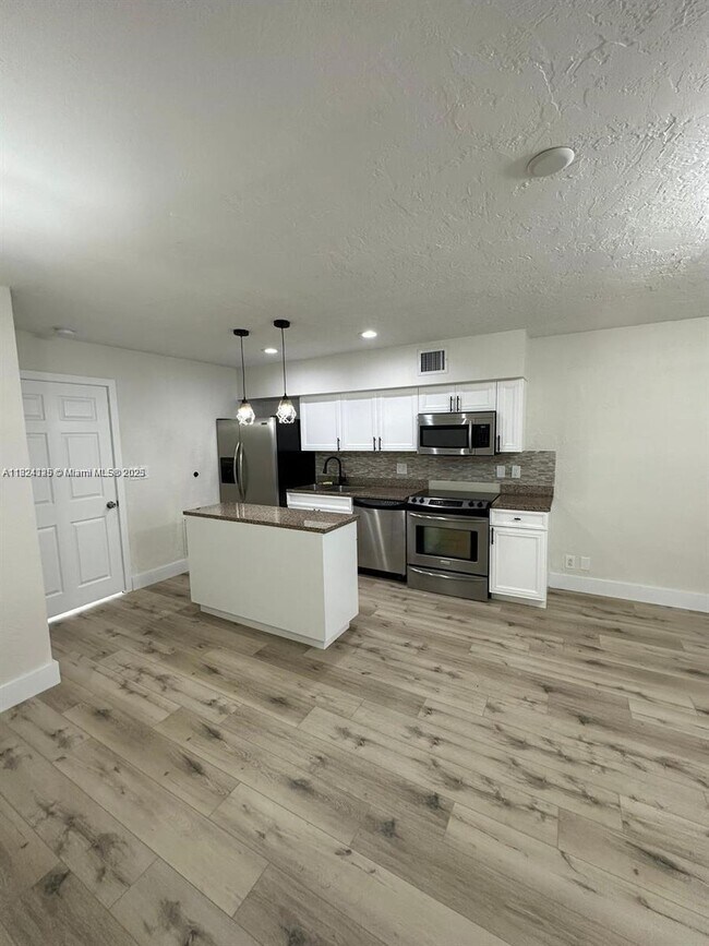 Foto del edificio - 758 NE 13th Ct