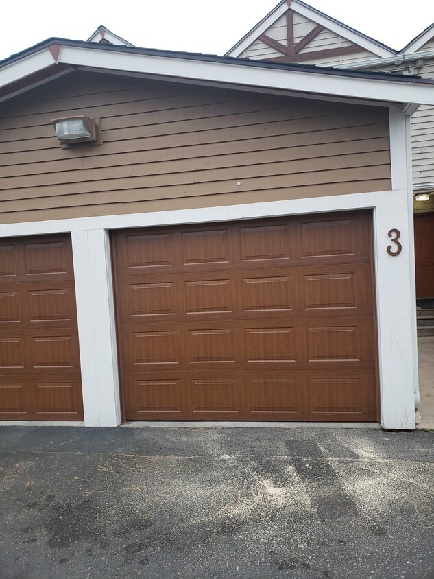 Attached garage - 2824 E 32nd Ave