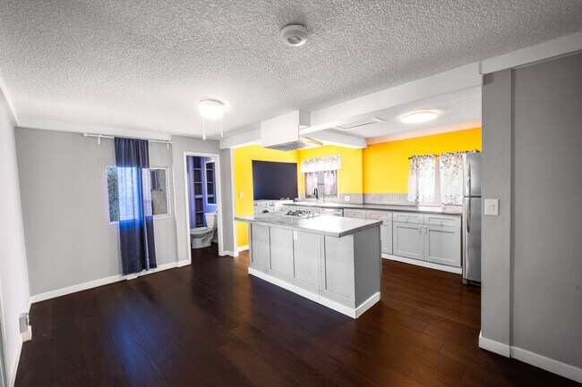 Foto del edificio - Charming Single-Family Home – Sunroom, Garage & Huge Private Yard