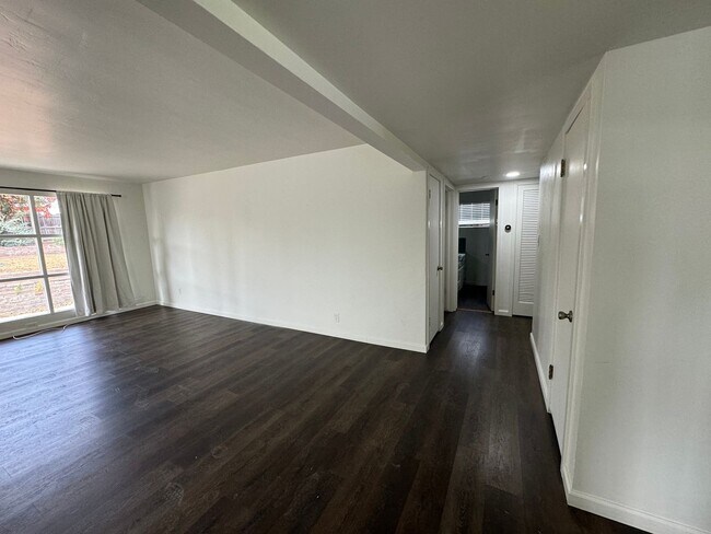 Building Photo - Updated home in the rolling hills of East ...