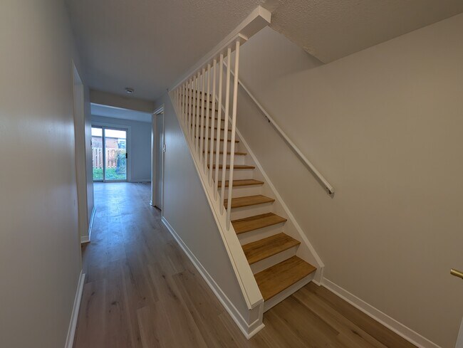 Photo du bâtiment - Renovated 3-Bedroom Apartment in Heron Gate – Available November 1st