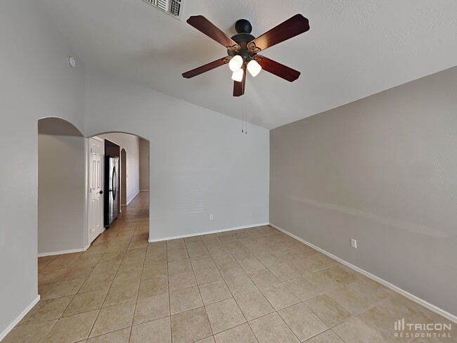 Building Photo - 31361 N Blackfoot Dr