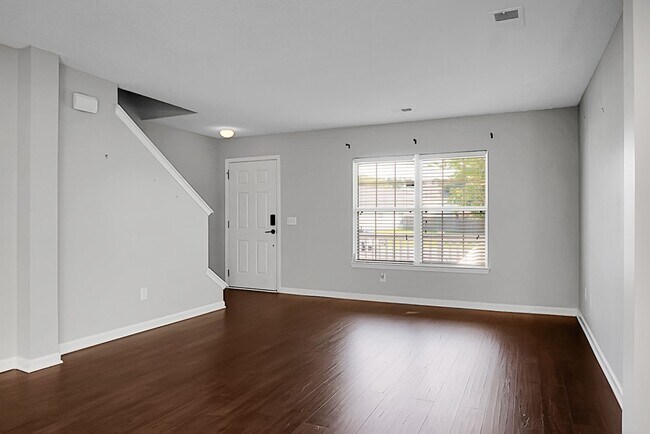 Building Photo - Spacious 2 Story, 4 BR, 2.5 BA, 2 Car Gara...