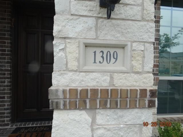 Foto del edificio - 1309 Skyflower Ln