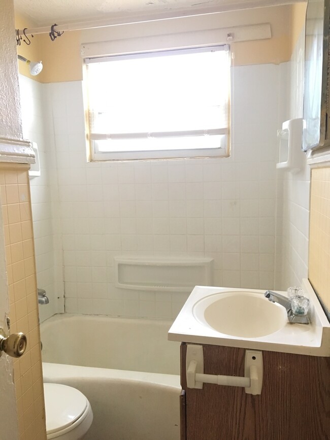 Building Photo - Carriage House apartment, near downtown, w...