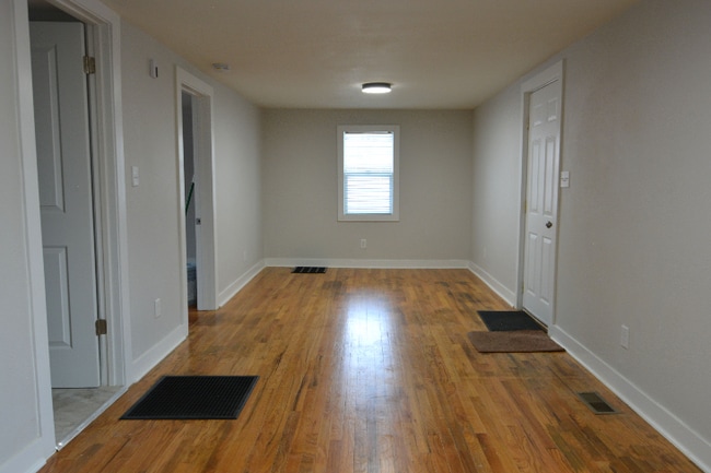 Foto del edificio - "Charming 3-Bed Oasis with Gleaming Hardwood Floors in Cheyenne - 1200 Sq Ft of Comfort!"