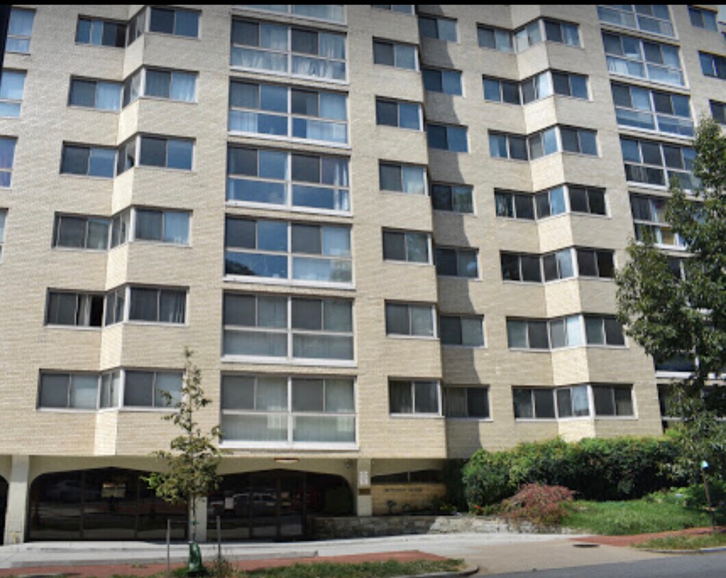 Jefferson House Condominiums - 922 24th St NW