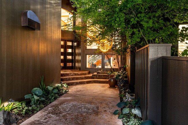 Building Photo - Stunning 3BR, 3.5BA home designed by famou...