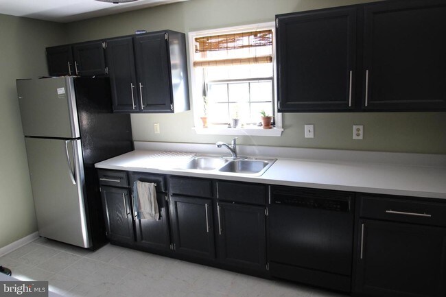 Building Photo - 801 Brettingham Ct