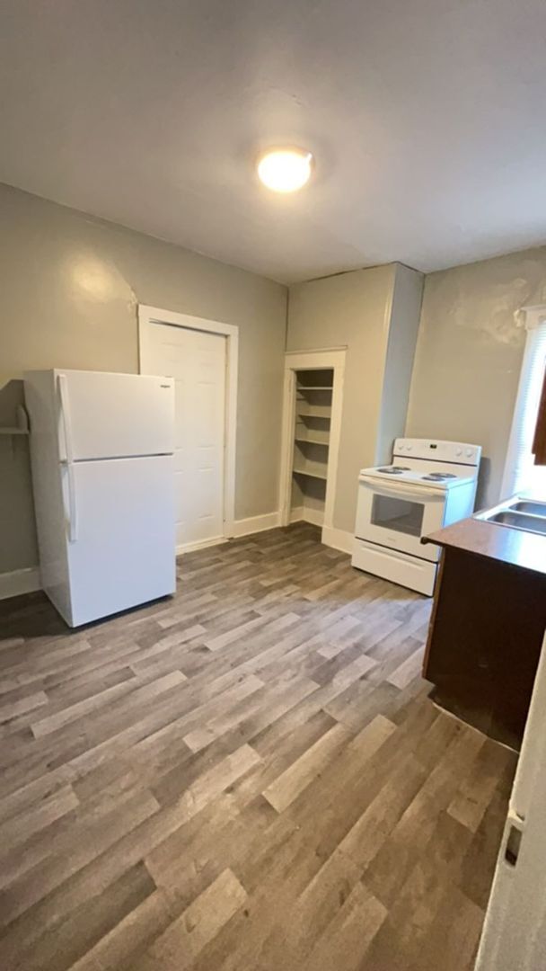 Foto del edificio - 626-628 W Main St