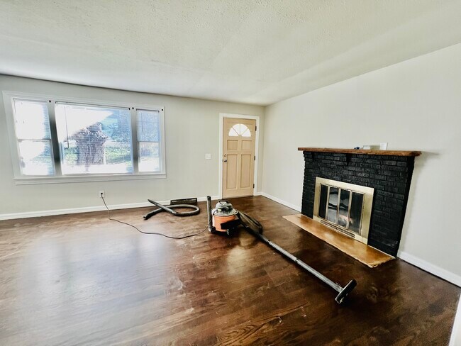 Living room - 5904 Maxon Ave