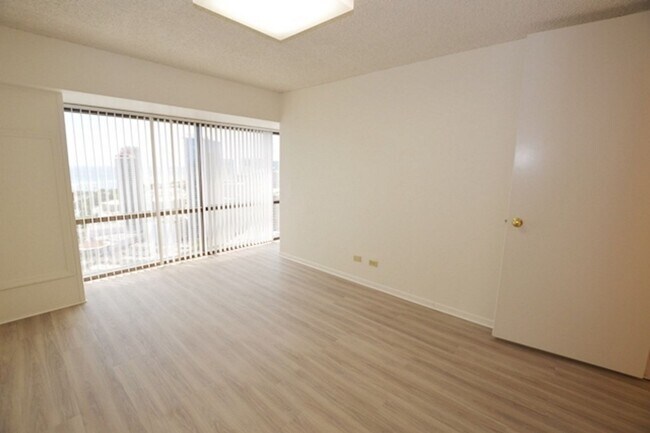 Foto del edificio - Century Center 2 bed, 2 bath, 1 parking 10...