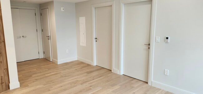 Building Photo - 1055 Cambridge St