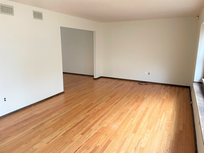 Building Photo - 944 Longboat Ave