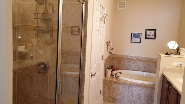 Foto del edificio - Stunning 3 bedroom top floor in Toscana FULLY FURNISHED