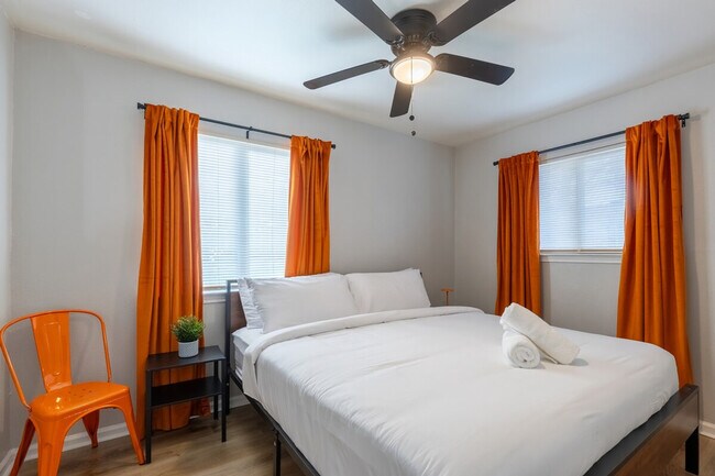 Foto del edificio - 6302 Manor Rd