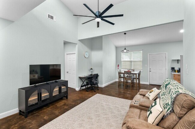Building Photo - Fully Furnished 2-Bedroom, 2-Bathroom Duplex in Waco