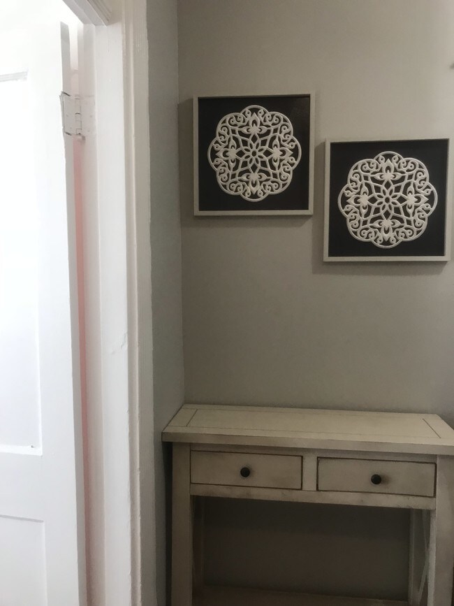 Building Photo - 463 Park Dr