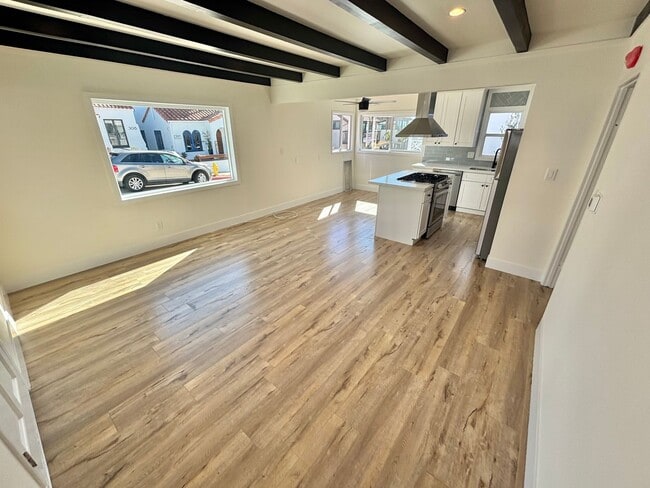 Foto del edificio - Fully Renovated 2bd/1ba! Just a block from...