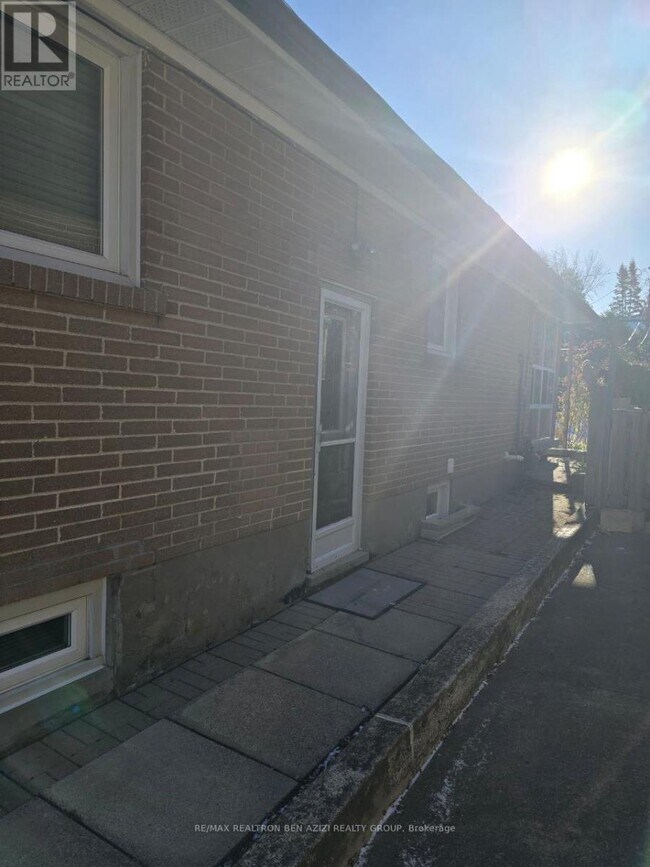 Photo du bâtiment - 53 Caines Ave