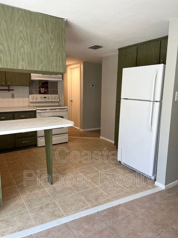 Building Photo - 5825 Elm St