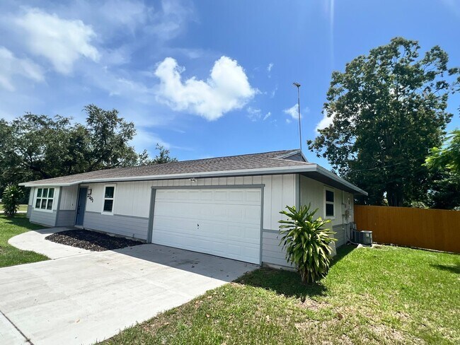 Foto del edificio - NEWLY RENOVATED 3 BEDROOM 2 BATH HOME- TIL...