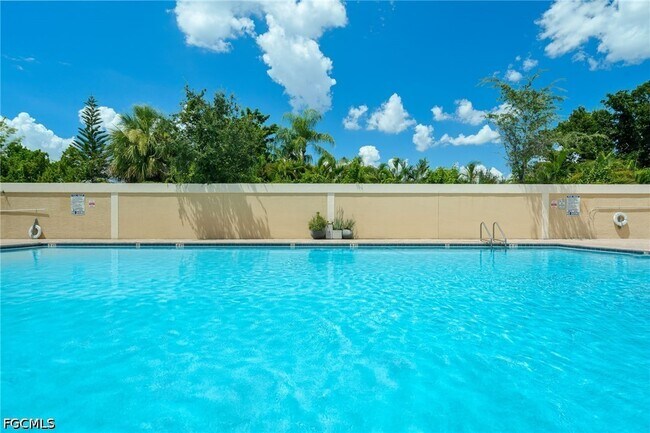 Foto del edificio - 9025 Colby Dr