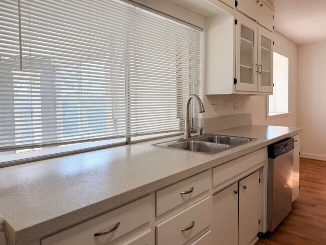 Foto del edificio - 3-Bedroom Home with 2 Full Baths in Crowley!