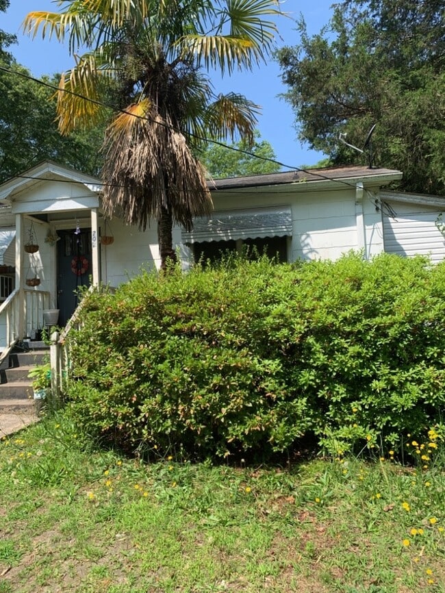 Building Photo - 3 Bedroom 2 Bathroom