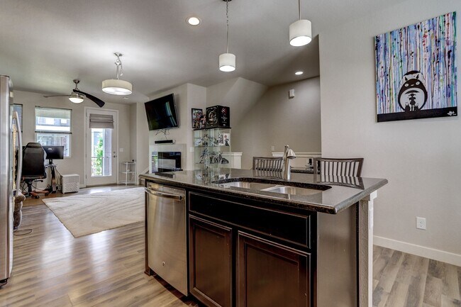 Foto del edificio - 2BR/2.5BA With Garage, Courtyard View, Sta...