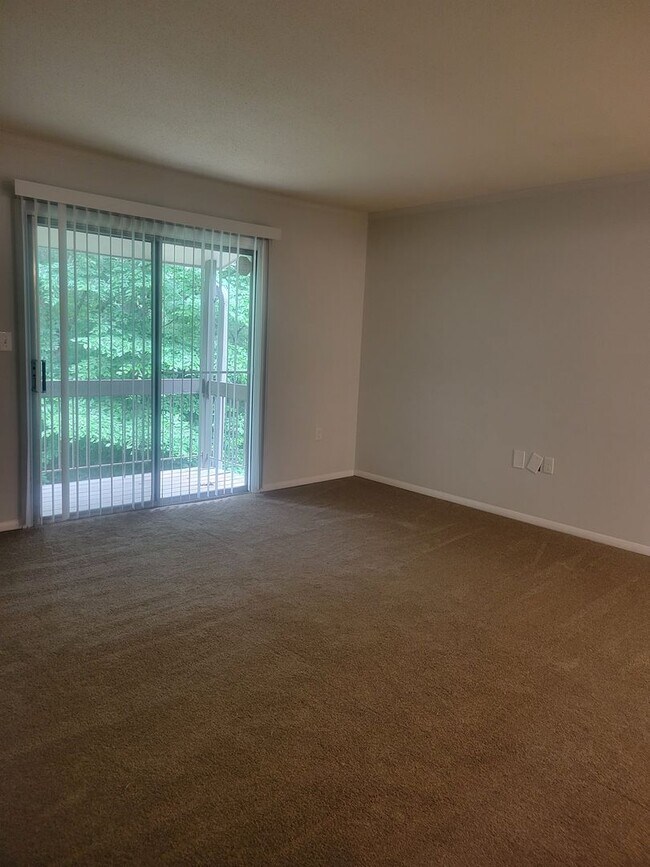 Foto del edificio - 2 bed/2 bath upper-level condo-Available 8...