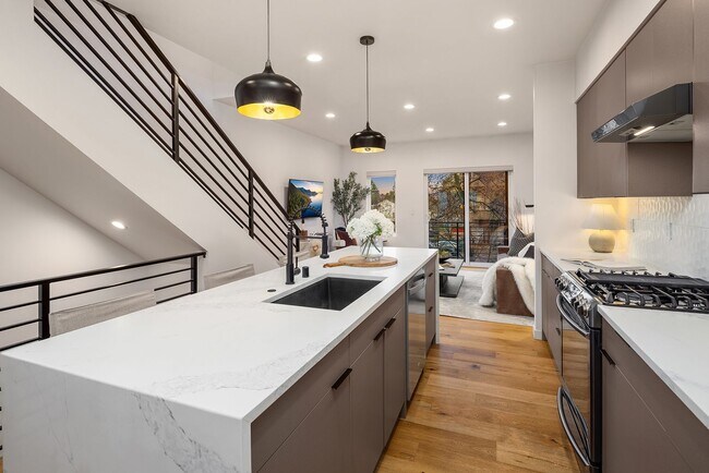 Foto del edificio - Beautiful New Townhome in Mapleleaf!