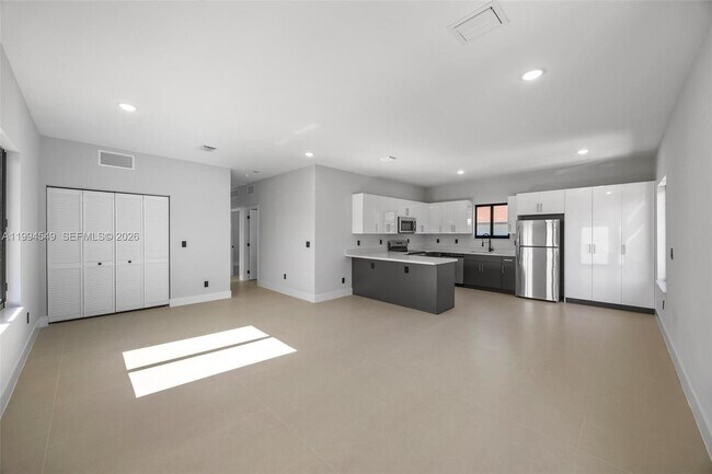 Foto del edificio - 601 NW 3rd Ave